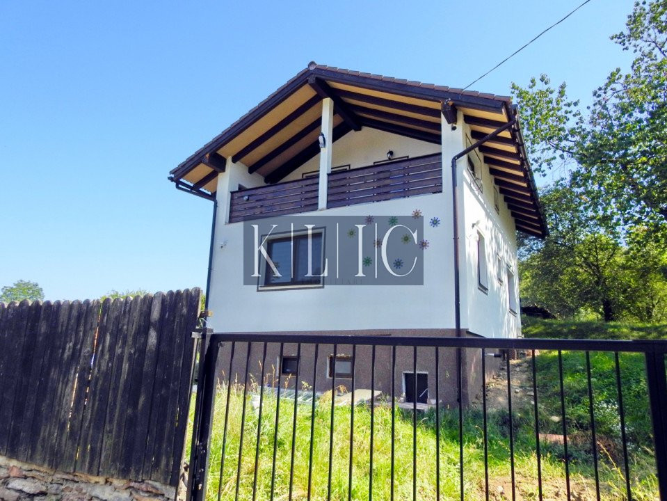 Bijuterie Rurală: Casa cu 5 Camere în Comuna Rășinari, Satul Trainei