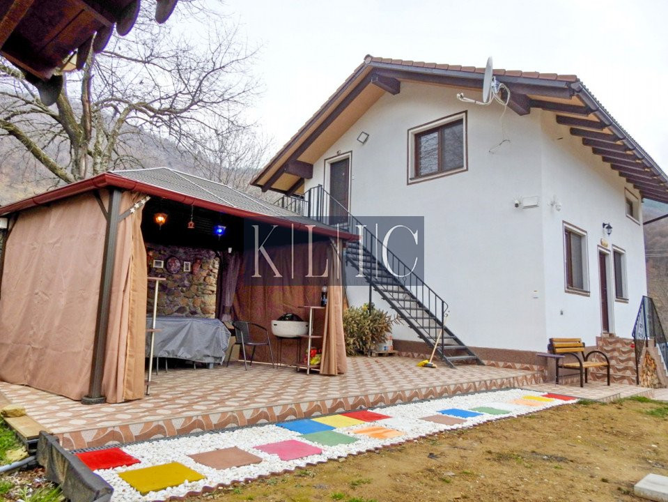 Bijuterie Rurală: Casa cu 5 Camere în Comuna Rășinari, Satul Trainei
