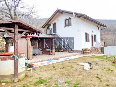 Bijuterie Rurală: Casa cu 5 Camere în Comuna Rășinari, Satul Traine